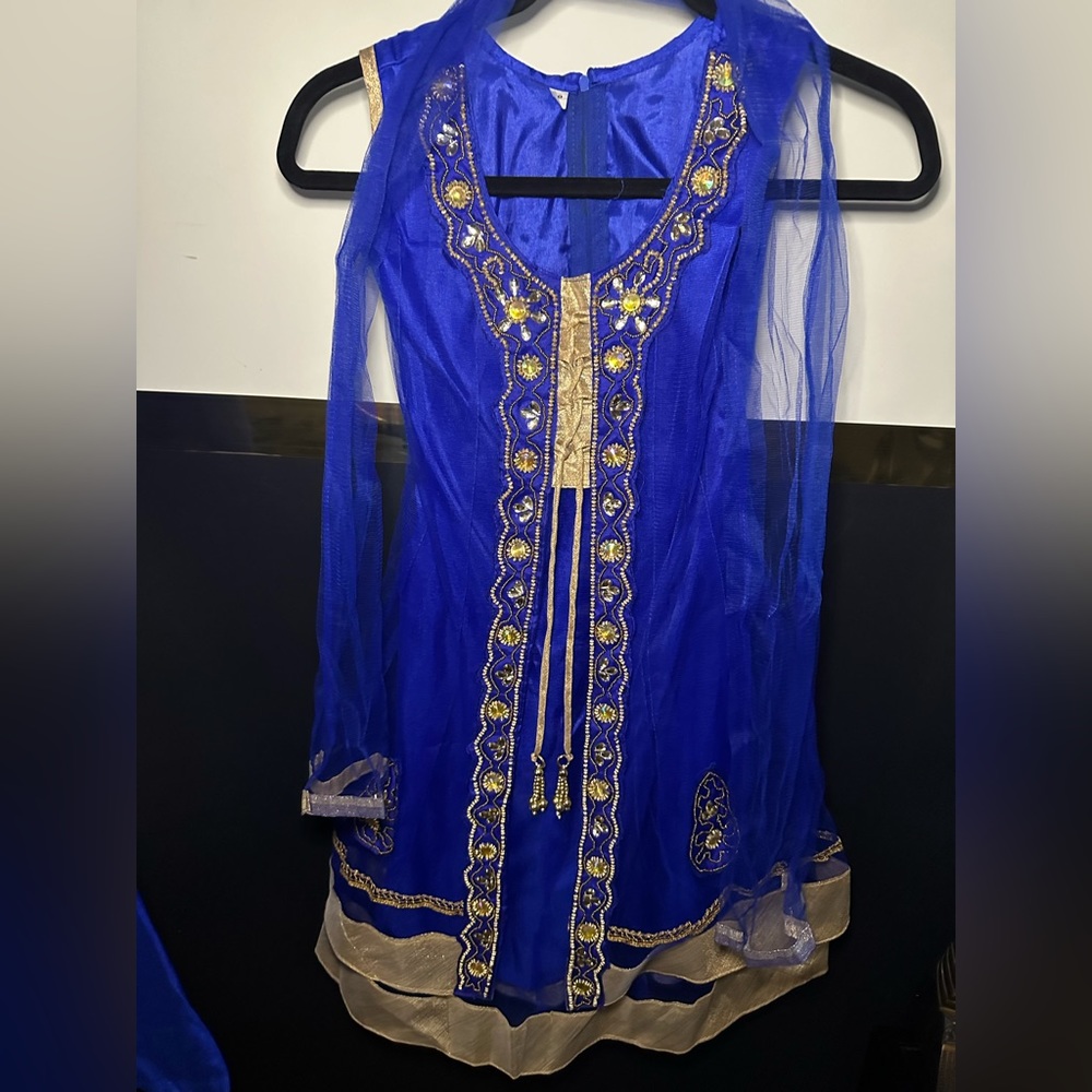 Girls Traditional Indian pant style outfit with tunic and sash - Picture 12 of 12
